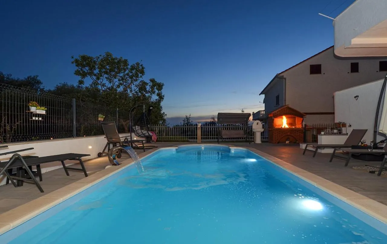 Apartment With Heated Pool And Sea View Τρογκίρ Κροατία