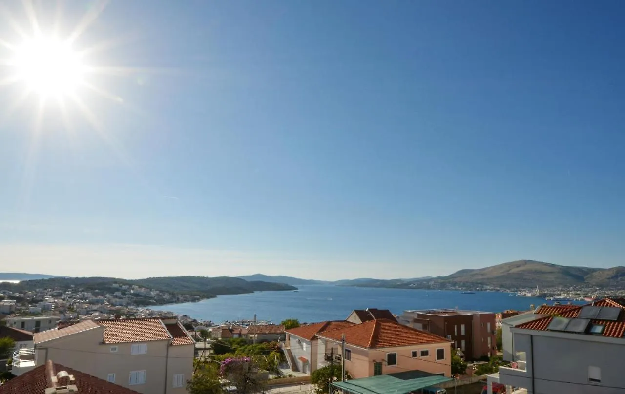 Apartment With Heated Pool And Sea View Trogir