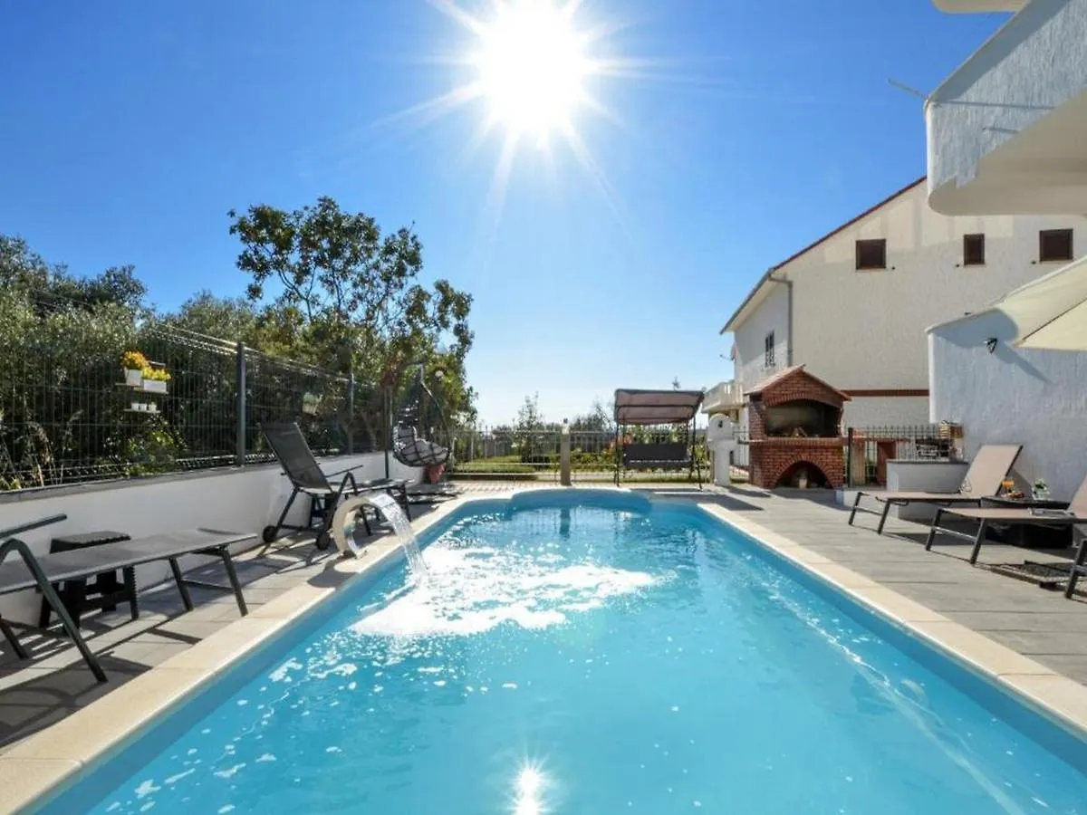 Apartment With Heated Pool And Sea View Trogir